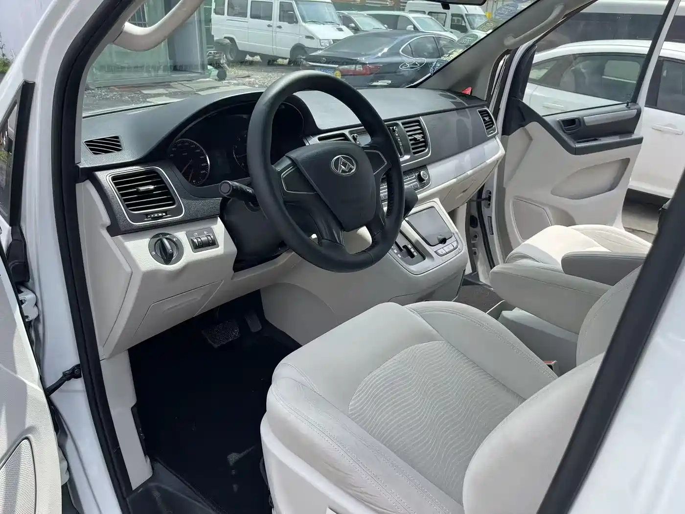 SAIC Maxus Maxus G10 2015 2.0T Automatic Commemorative Edition фото 9