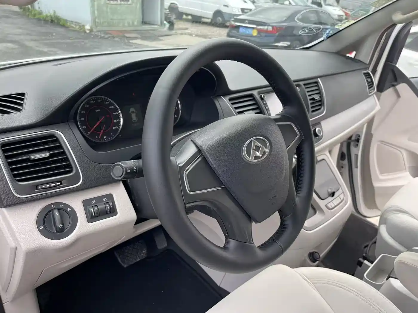 SAIC Maxus Maxus G10 2015 2.0T Automatic Commemorative Edition фото 4