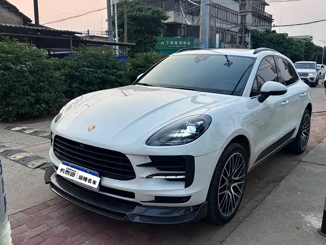PORSCHE MACAN