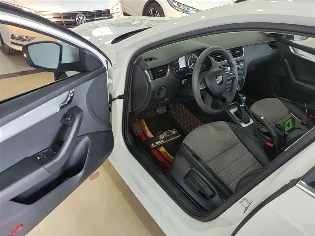 Škoda Octavia 2016 1.6L Automatic Pioneer Edition фото 16