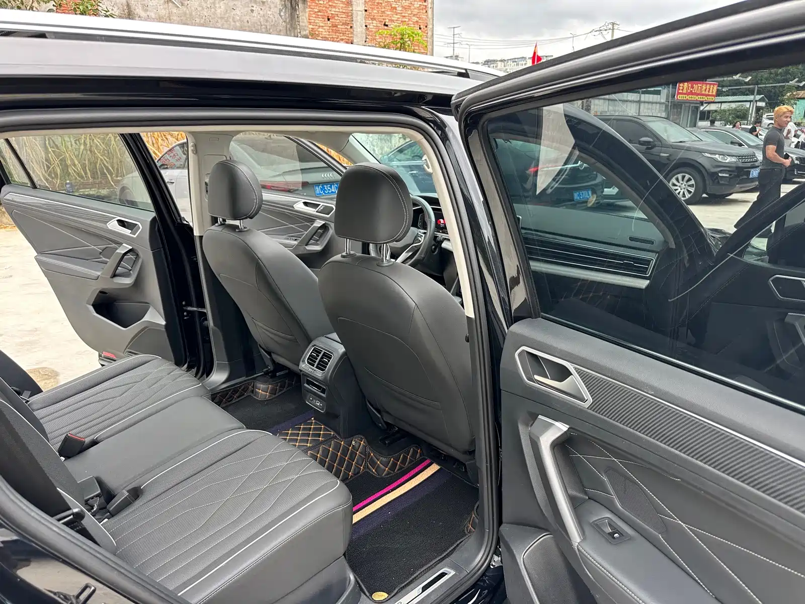 Photo 11 - Volkswagen Tiguan L