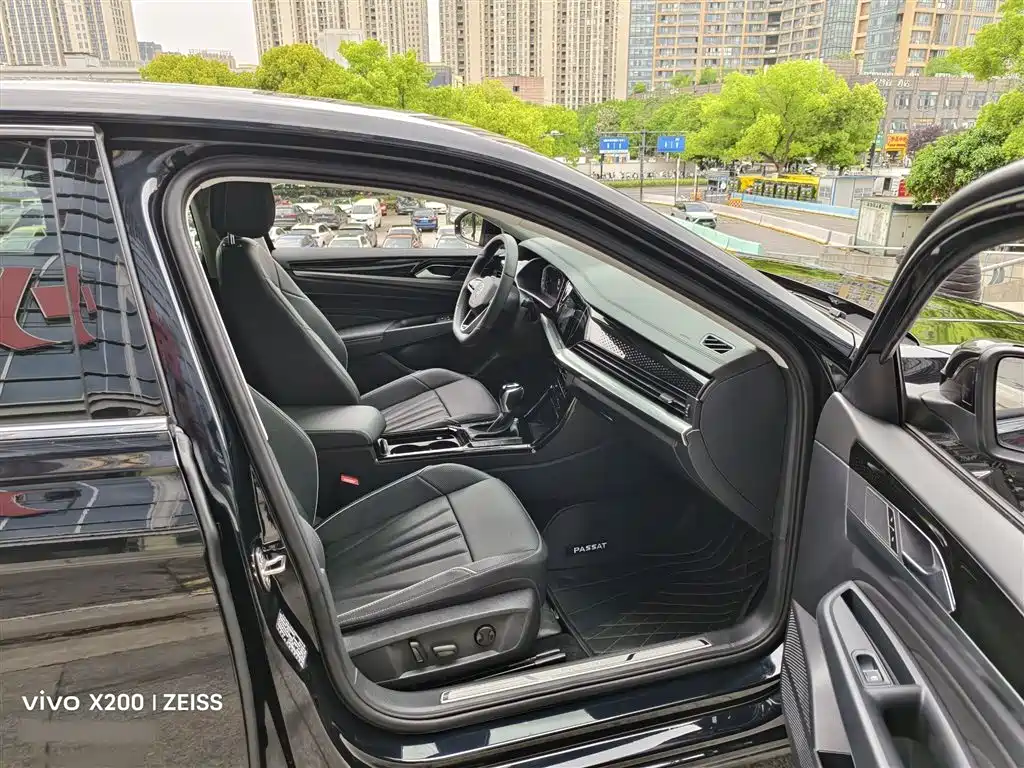 Volkswagen Passat 2024 380TSI Luxury фото 22
