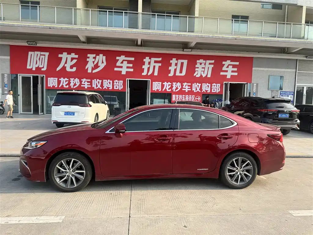 Photo 3 - Lexus ES