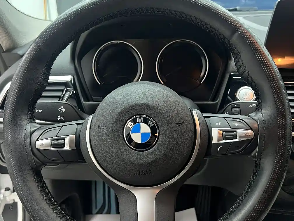 BMW 1 Series 2022 120i M Sport Shadow Edition фото 5