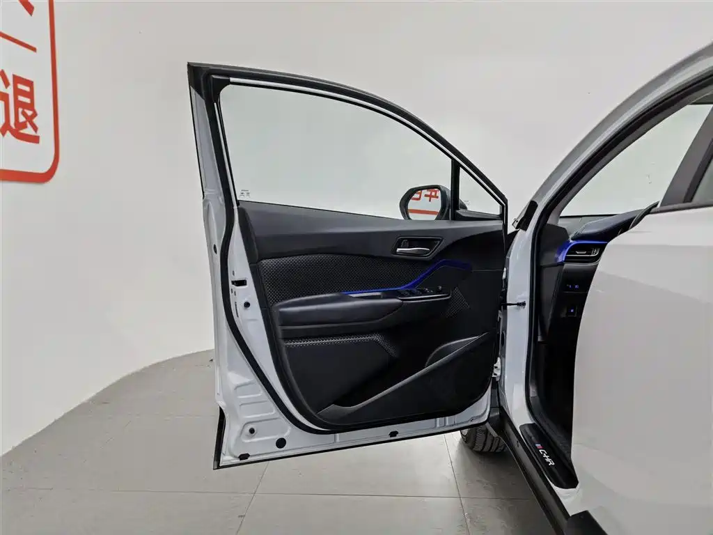 Toyota C-HR 2021 2.0L Comfort Edition фото 8