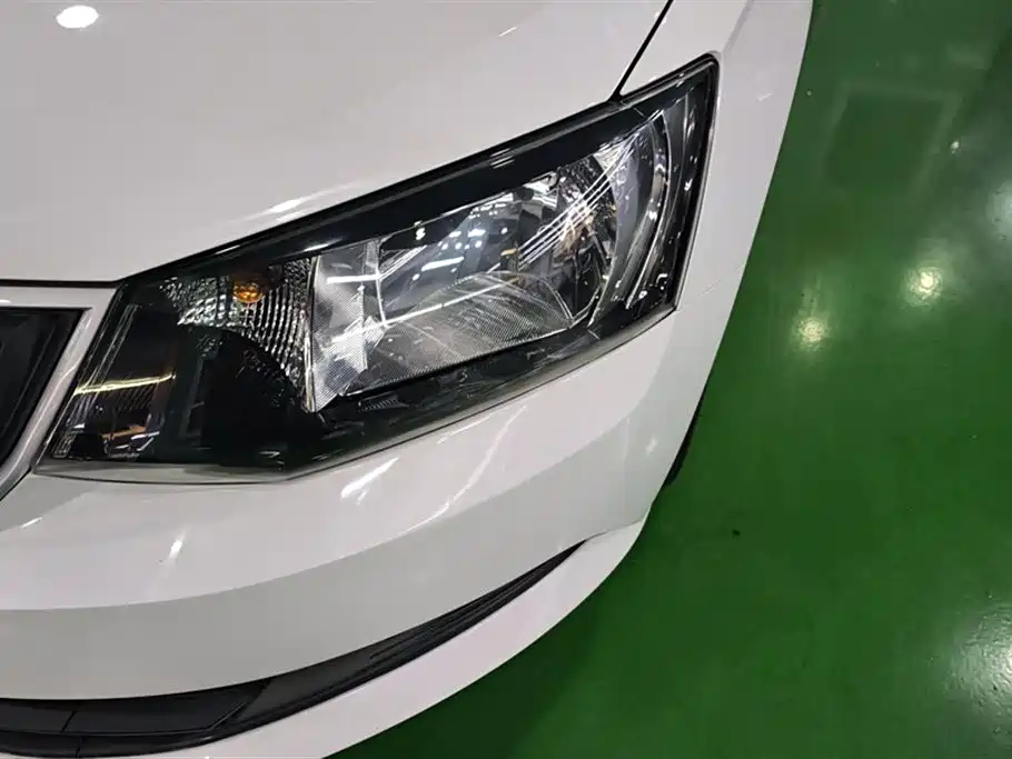 Škoda Fabia 2016 1.4L Automatic Car Enjoy Edition фото 5