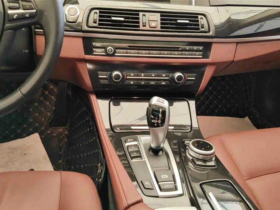 BMW 5 Series (Import) 2014 520i Classic фото 16