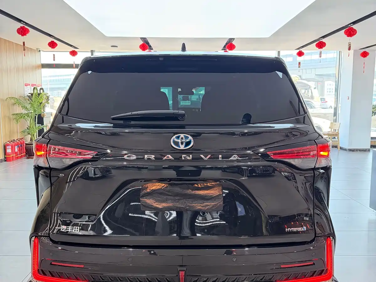 Toyota Granvia 2024 2.5L Hybrid Comfort фото 6