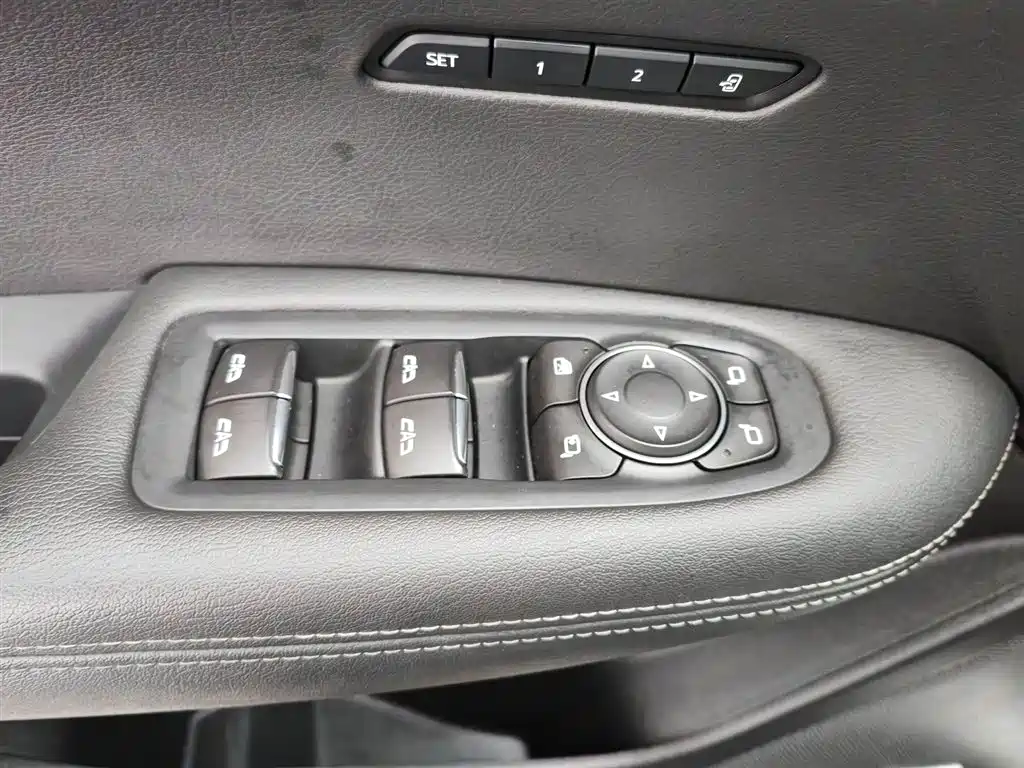 CADILLAC XT6