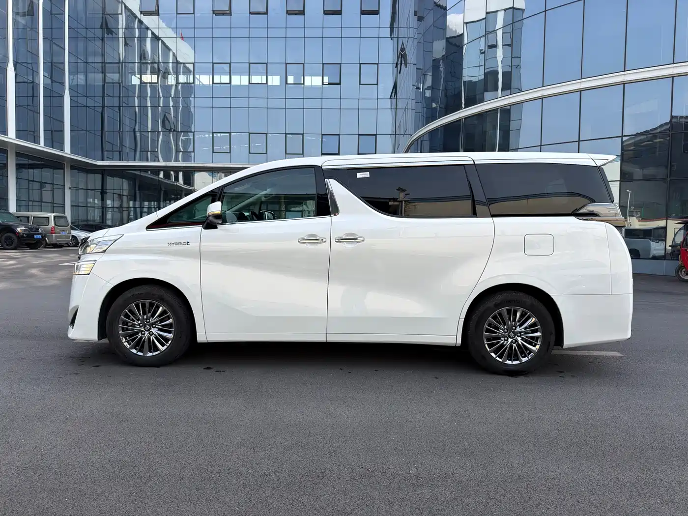 Toyota Vellfire 2023 Crown Hybrid 2.5L HV Luxury фото 3