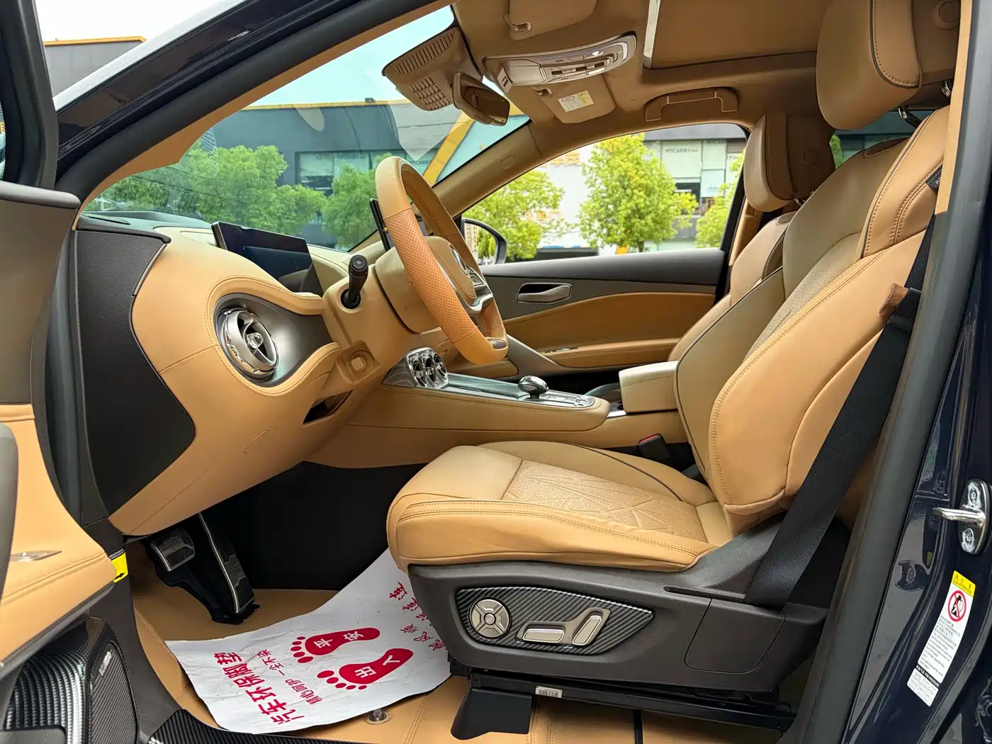 Denza N8 2023 4WD Super Hybrid Flagship 6-seater фото 4