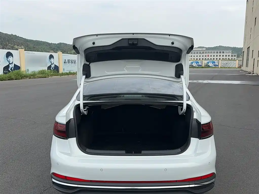 Volkswagen Sagitar 2025 300TSI DSG Flying Leap Edition фото 16