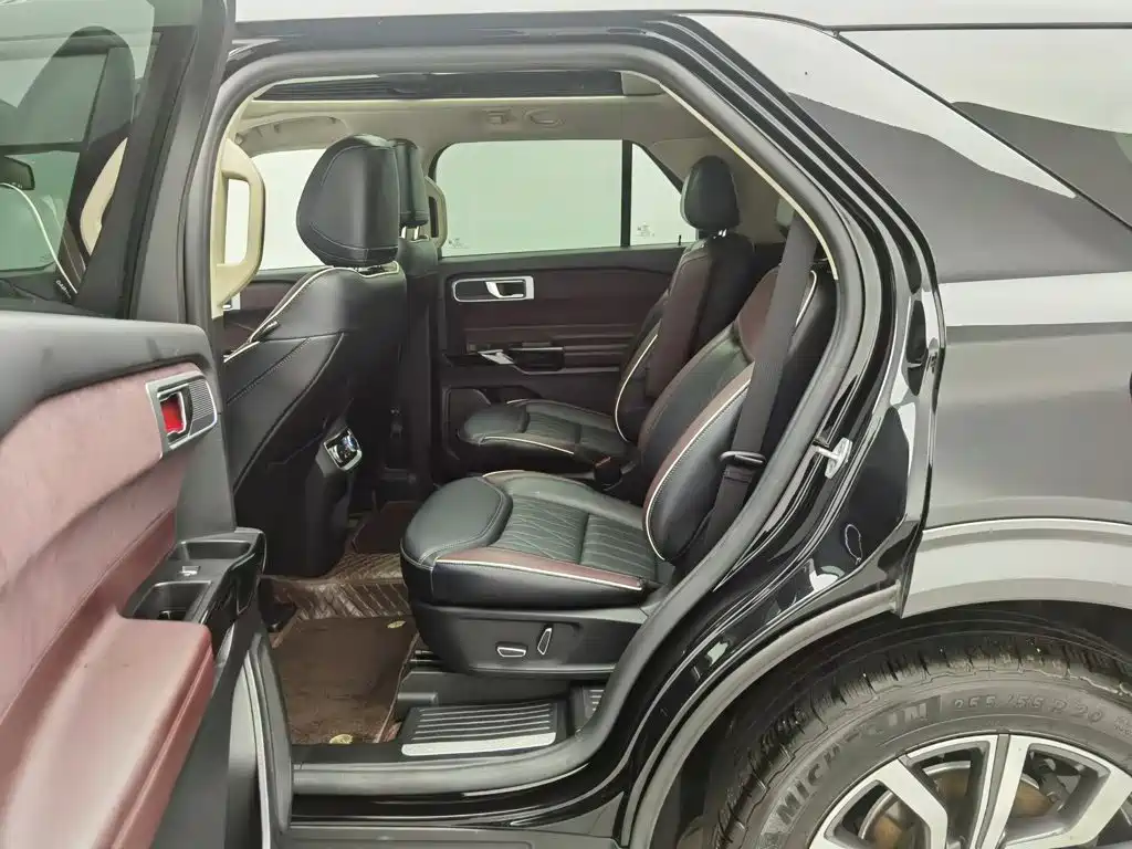 Photo 15 - Ford Explorer