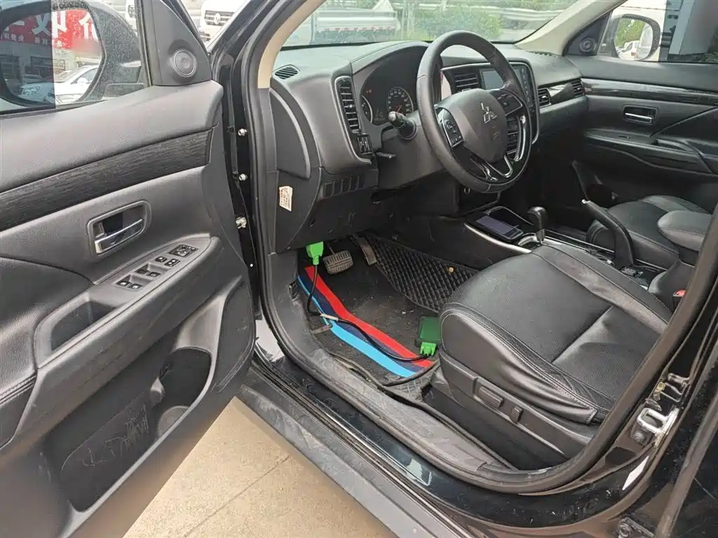 MITSUBISHI OUTLANDER