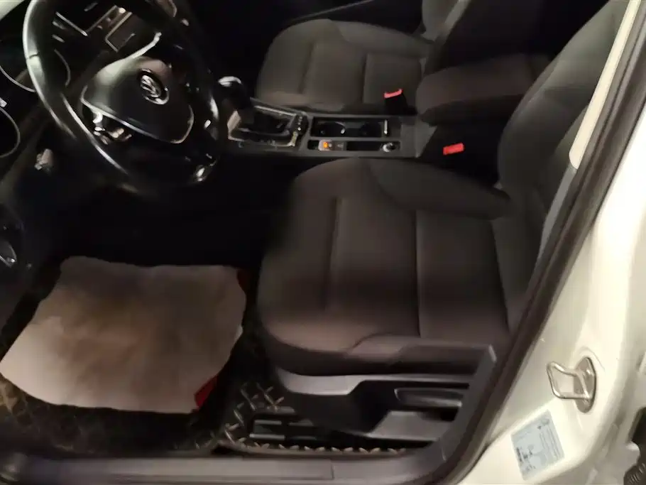 Volkswagen Golf 2017 1.6L Auto Comfort Millionth Edition фото 7