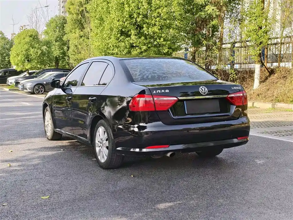 Volkswagen Lavida 2013 Facelift Classic 1.6L Manual Comfort фото 6