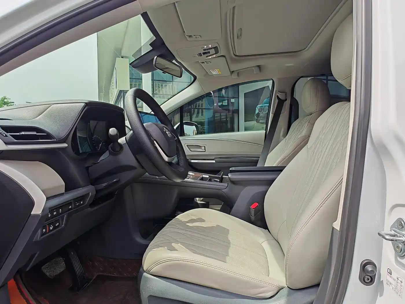 Toyota Granvia 2023 2.5L Hybrid Luxury Edition фото 12