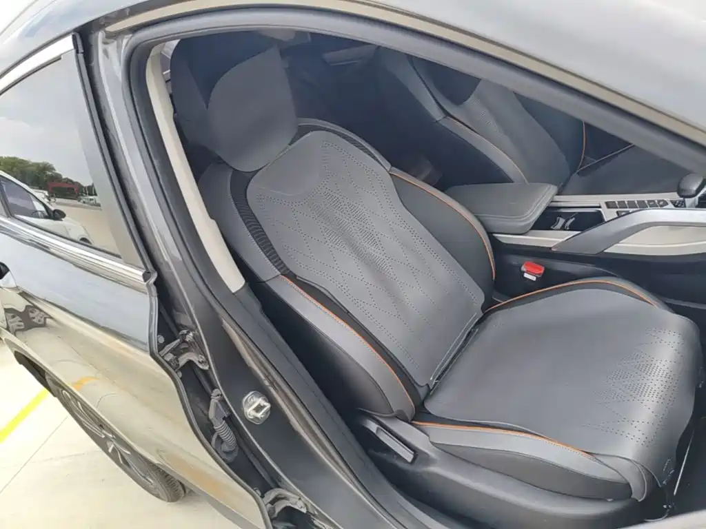 Фото 25 - Geely Coolray