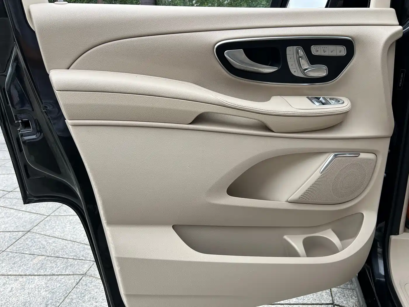 Mercedes-Benz V-Class 2017 Model V 260 L Premium Extended Edition фото 23