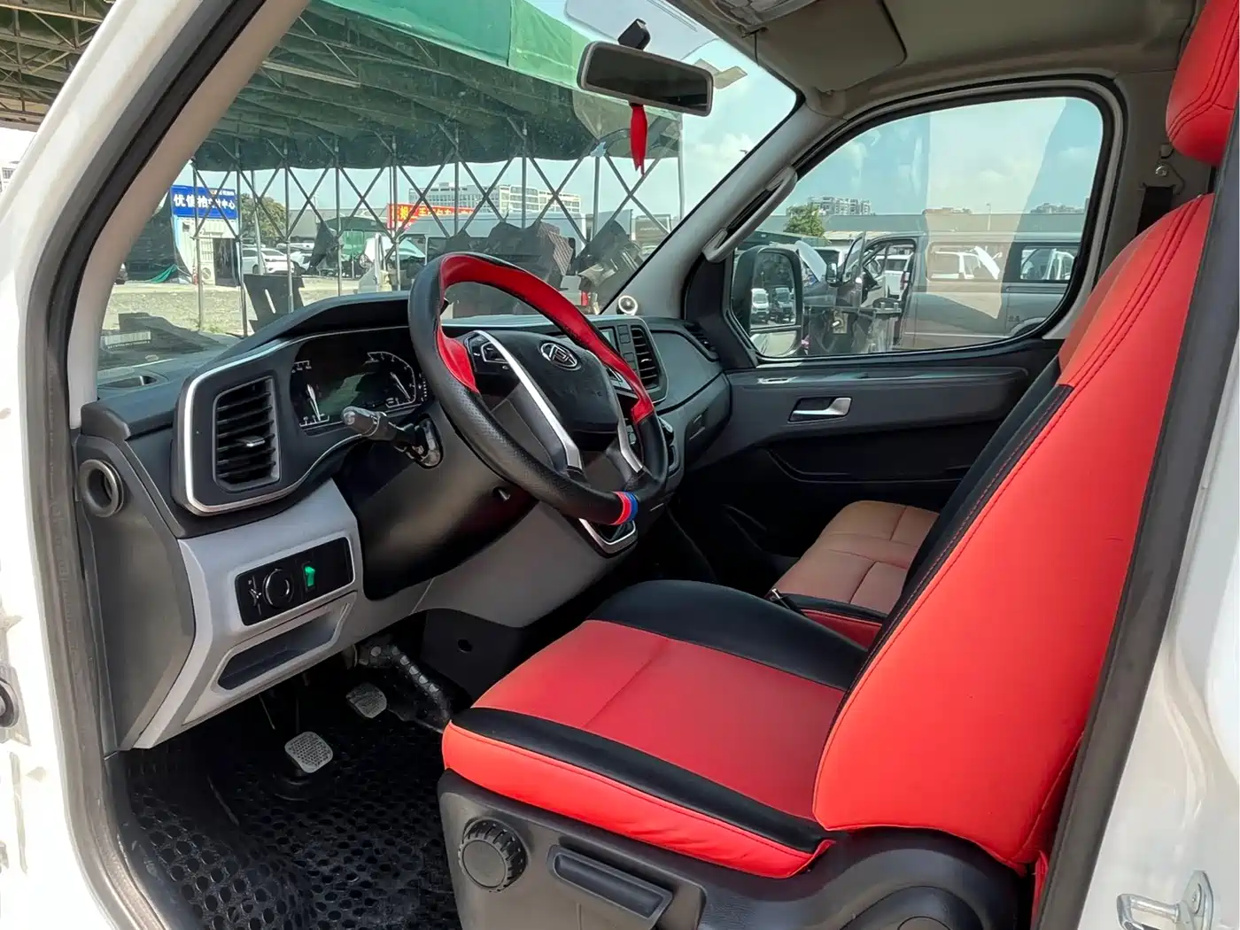 SAIC Maxus Xintu V80 2024 Aoyun 6MT Long Wheelbase Ultra-low Roof 147Ps 6/7/8/9-seater фото 3