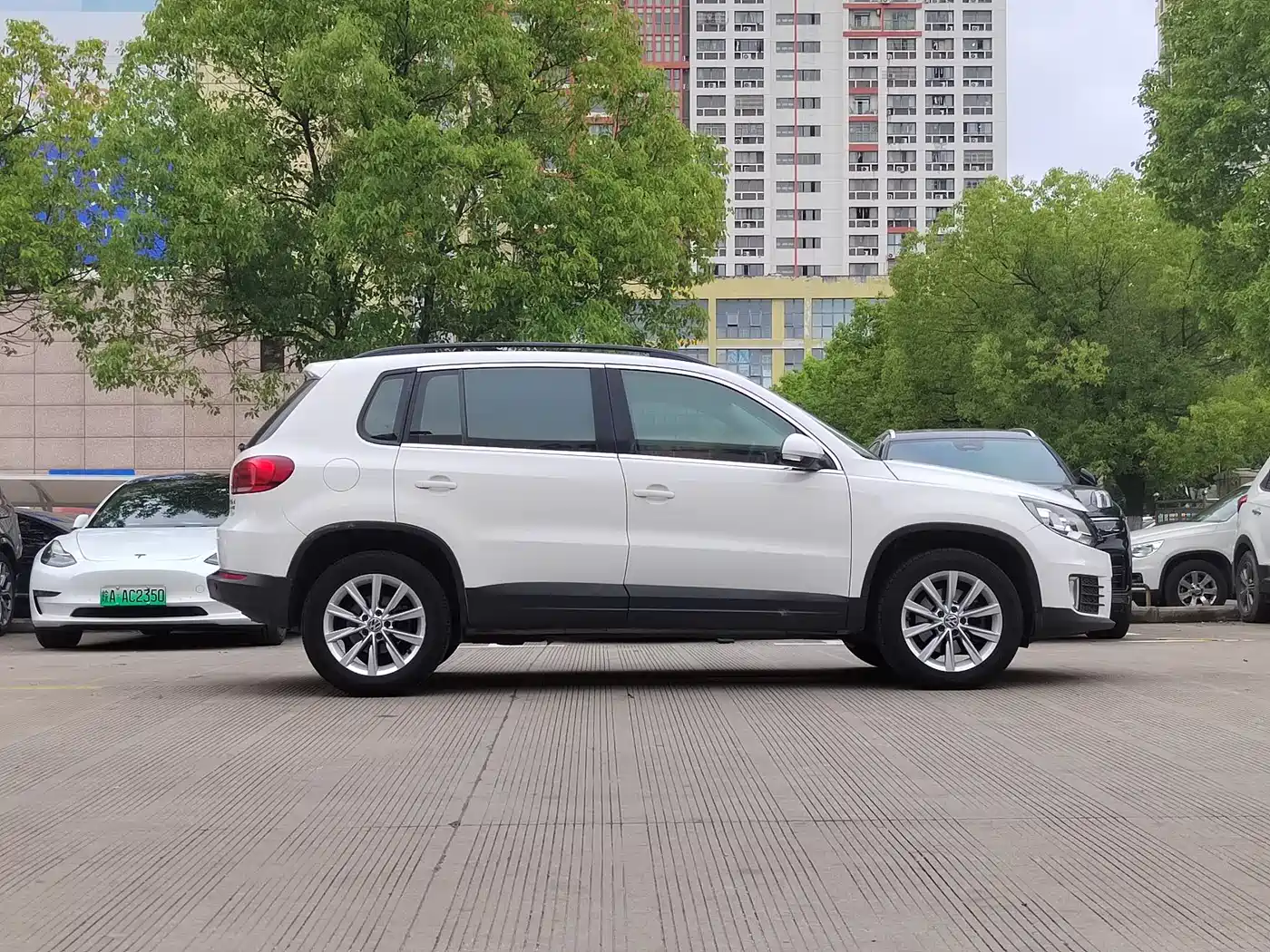 VOLKSWAGEN TIGUAN
