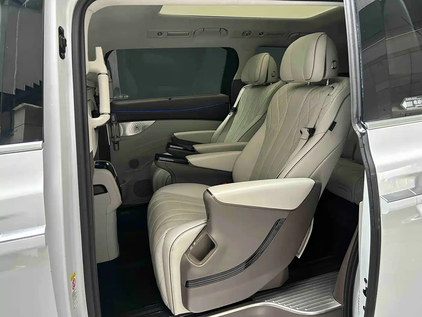Denza D9 2022 DM-i 970 AWD Flagship фото 14