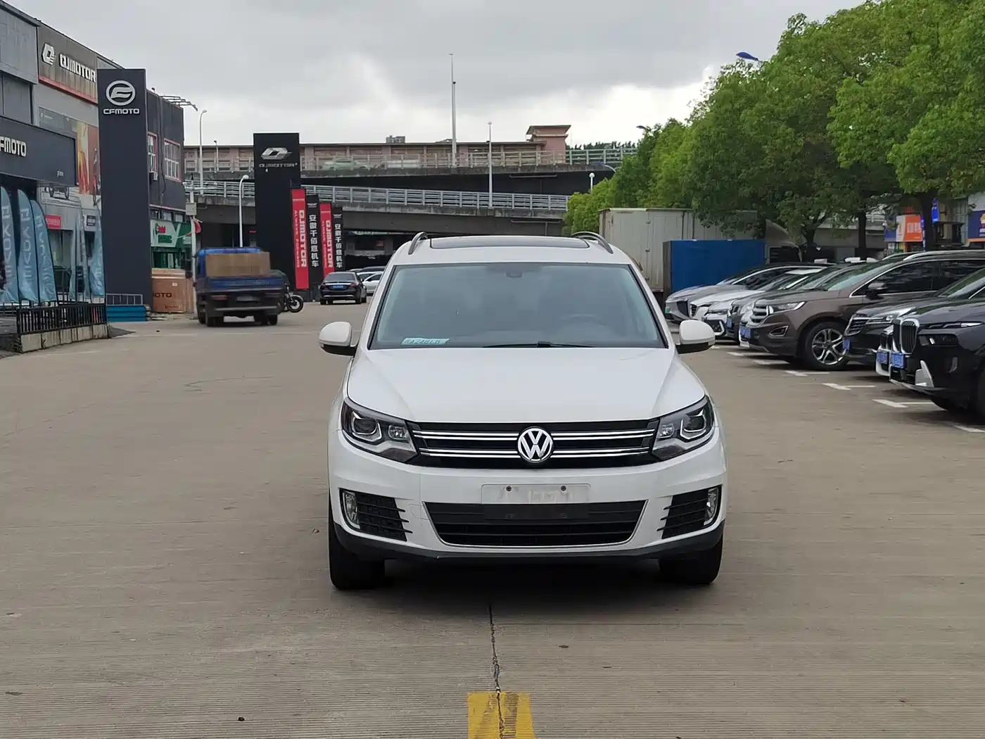 VOLKSWAGEN TIGUAN