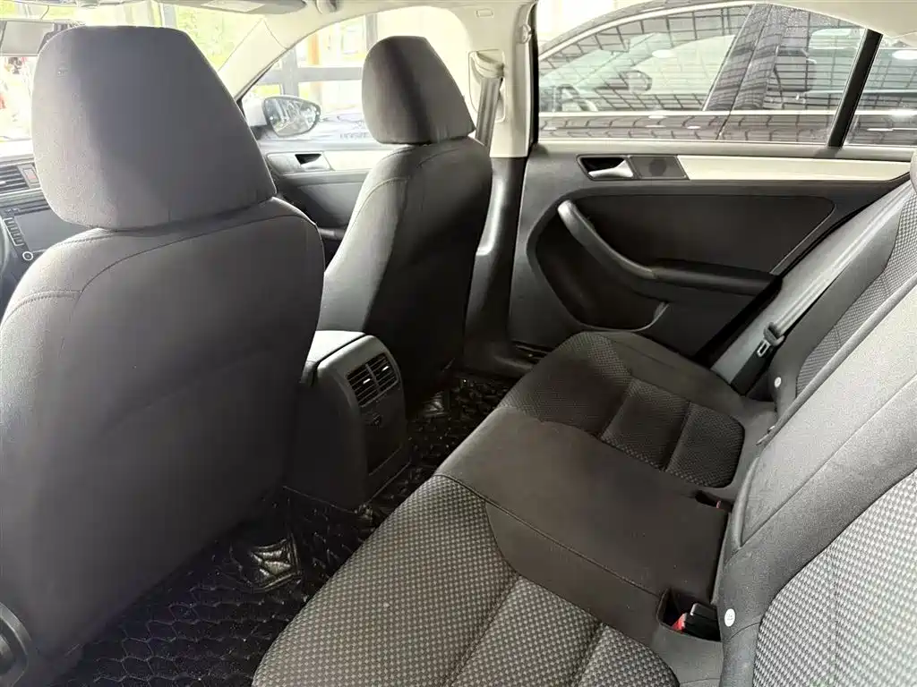 Volkswagen Sagitar 2015 1.6L Automatic Comfort фото 19
