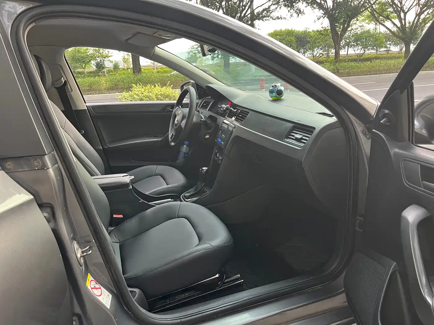 Volkswagen Santana 2013 Model 1.6L Automatic Luxury Edition фото 6