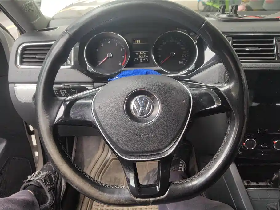 Volkswagen Sagitar 2015 1.6L Automatic Comfort фото 15