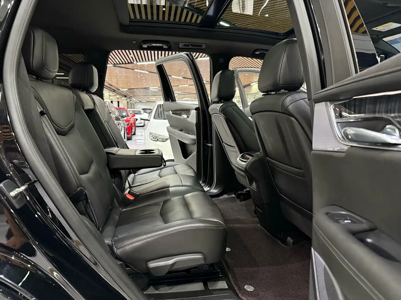Фото 9 - Cadillac XT6