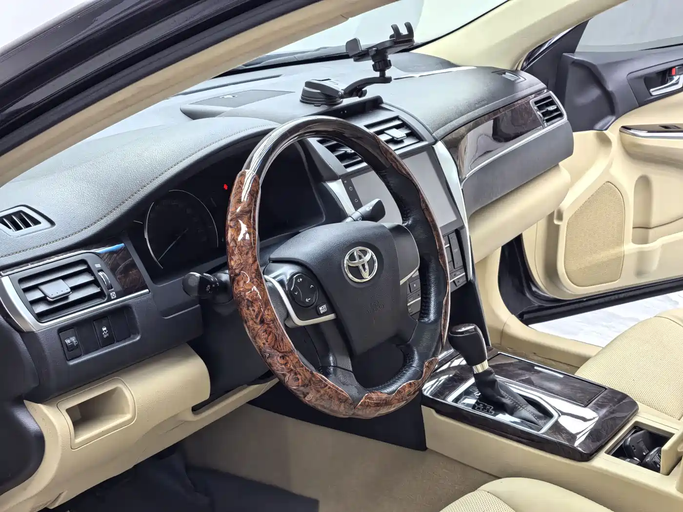 Toyota Camry 2016 2.0G 10th Anniversary Leading Edition фото 6