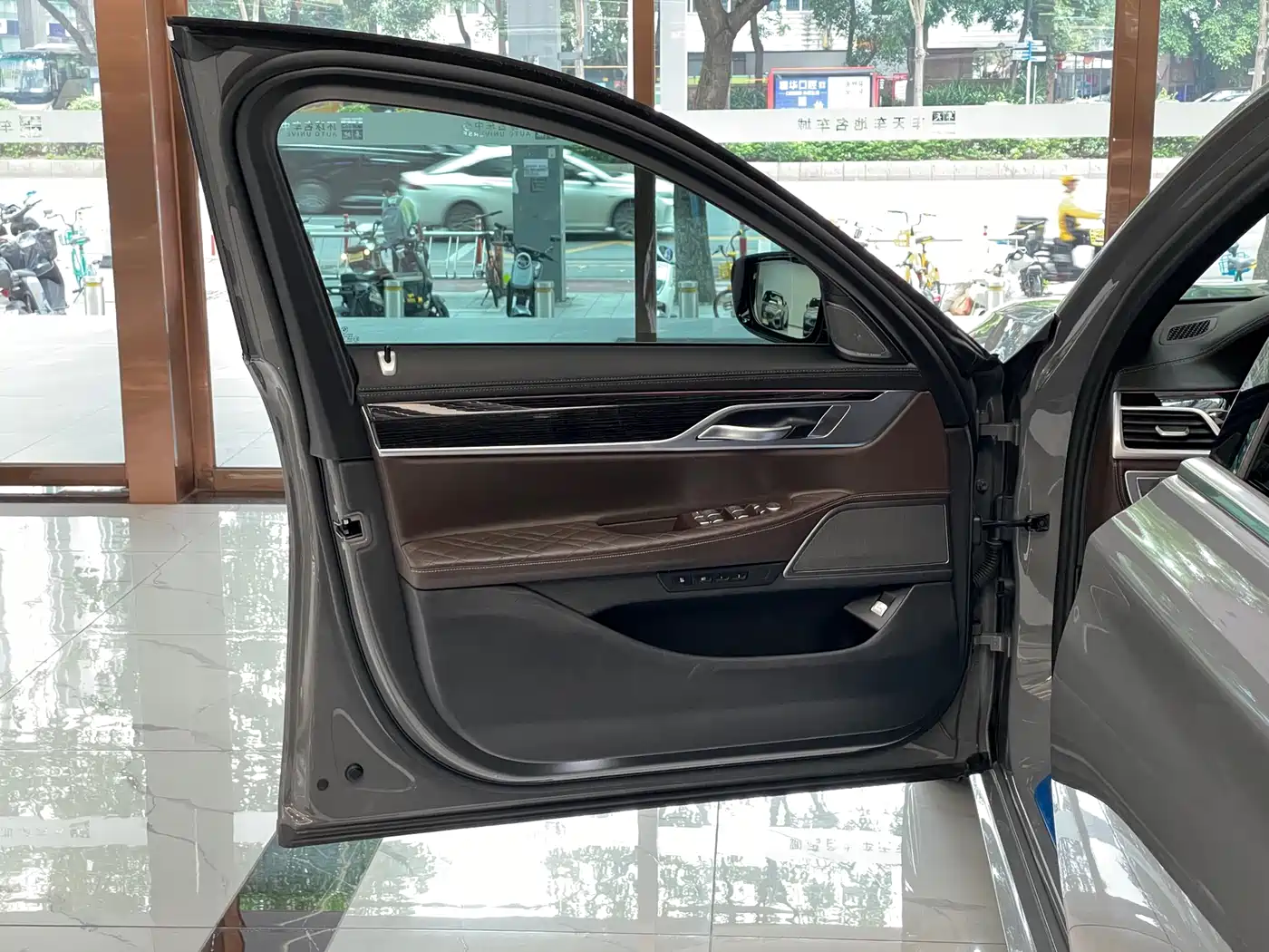 BMW 7 Series 2021 Model 740Li Leading M Sport Package фото 19
