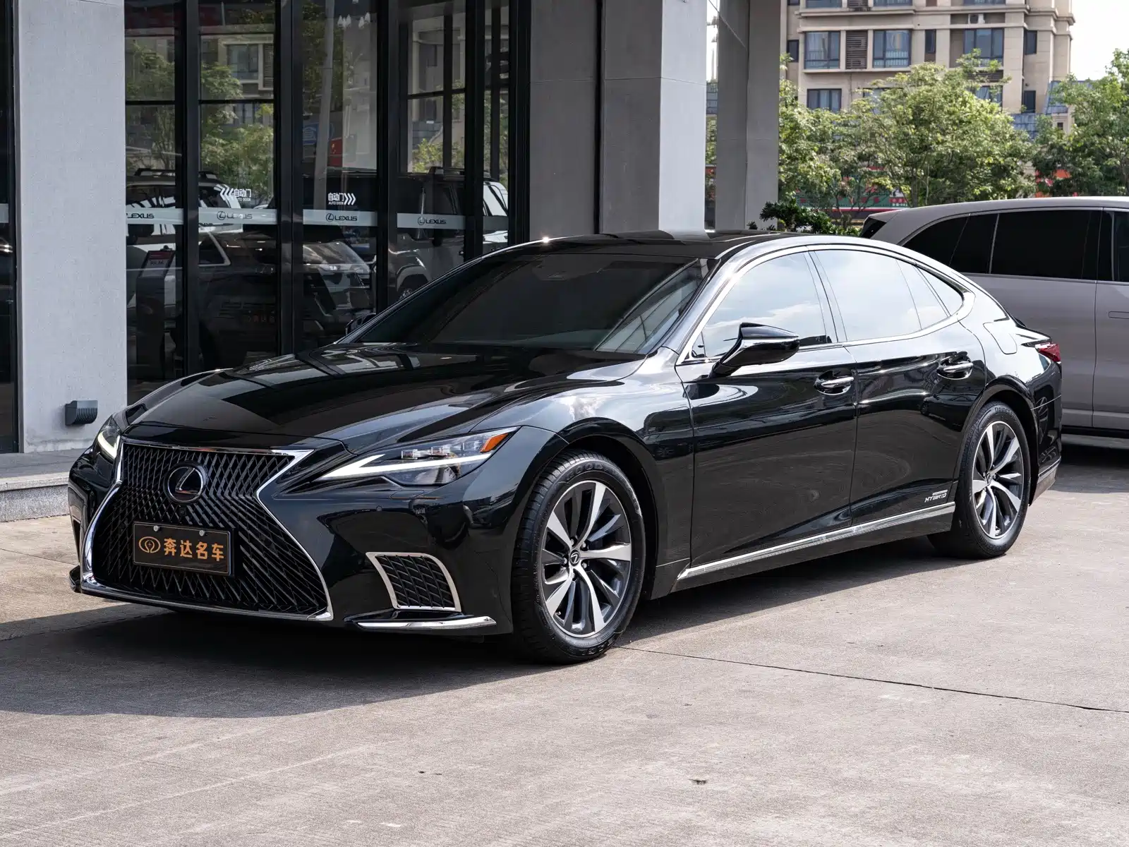 Фото 1 - Lexus LS