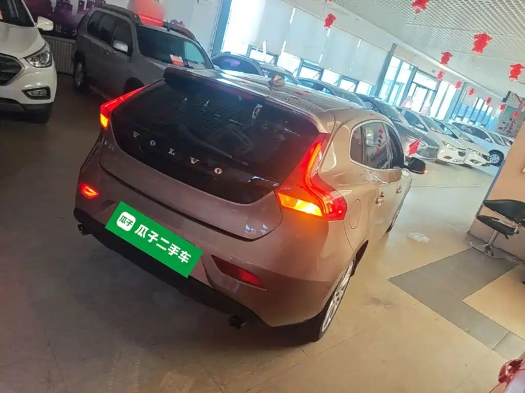 Фото 7 - Volvo V40