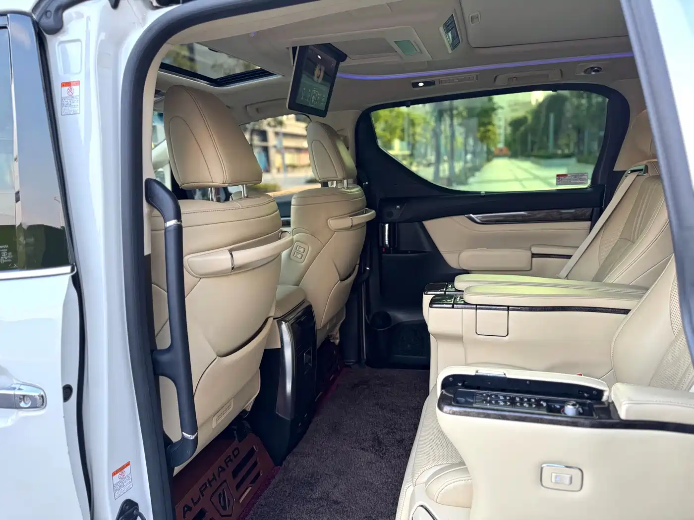 Photo 5 - Toyota Alphard