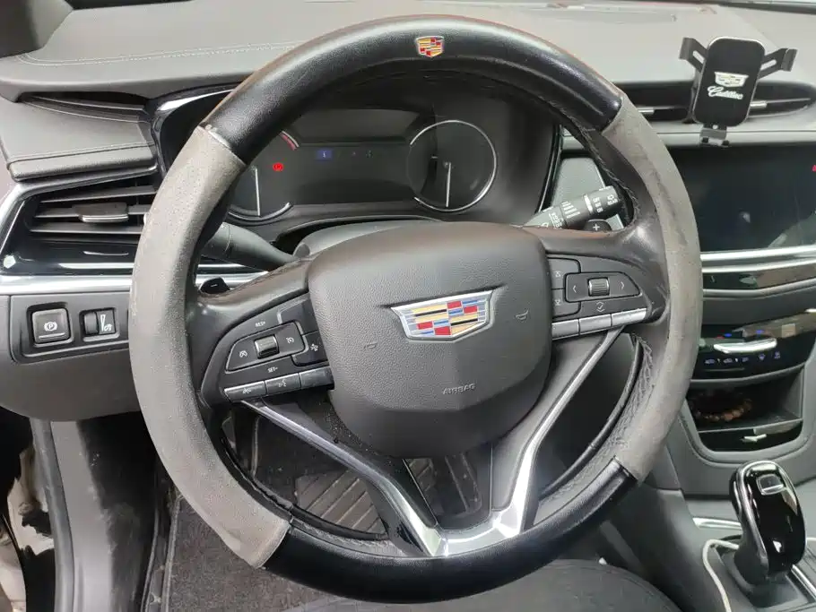 Photo 15 - Cadillac XT6