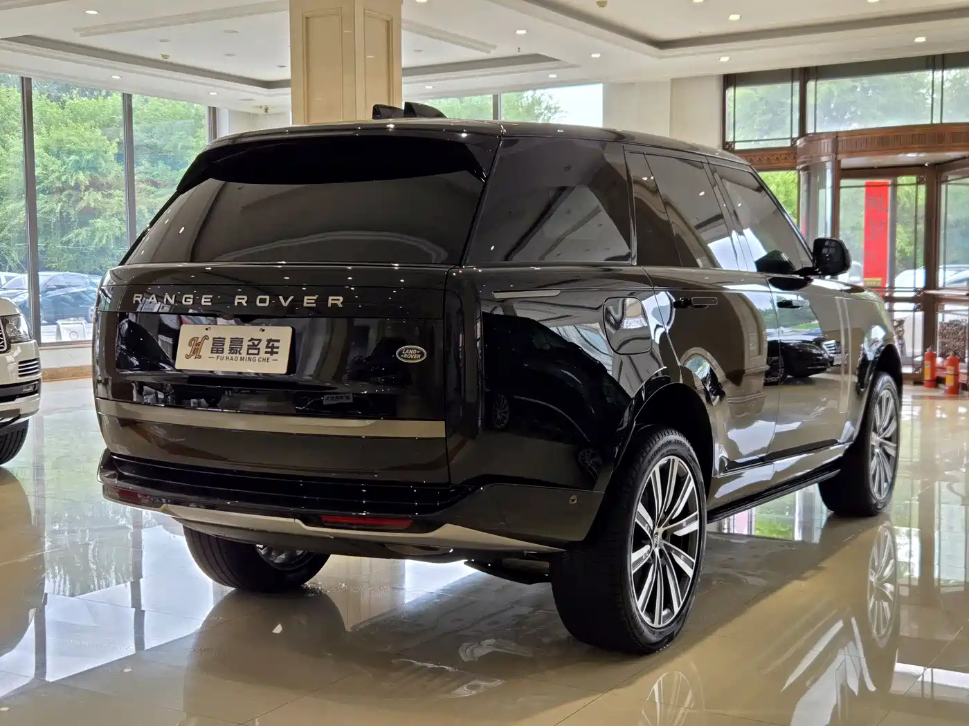 Land Rover Range Rover 2024 3.0 L6 360PS Golden Age Edition фото 4