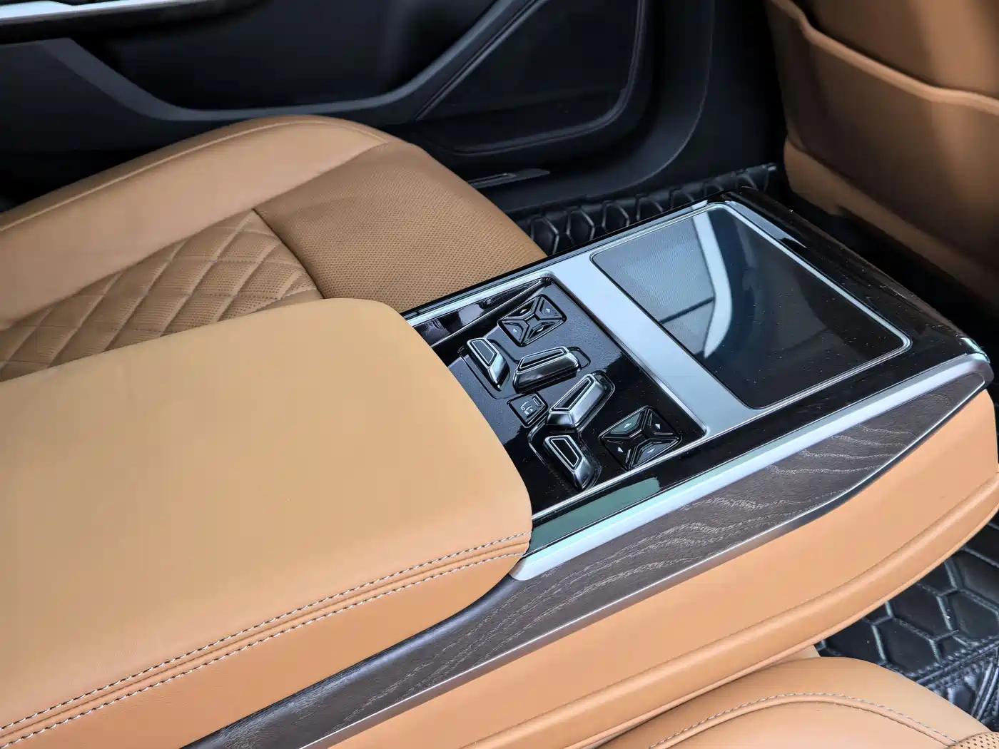 Audi A8 2023 A8L 50 TFSI quattro Exclusive фото 12