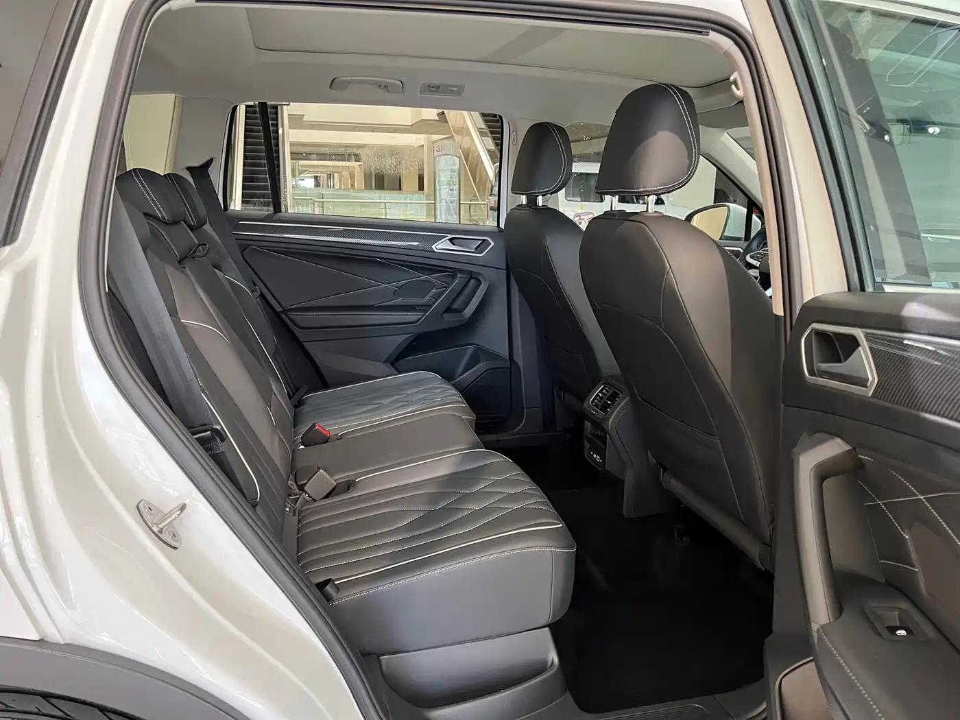 Volkswagen Tiguan L 2024 330TSI Automatic 2WD R-Line Premium Enjoyment Edition фото 14