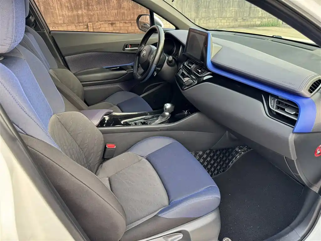 Toyota C-HR 2018 2.0L Leading Sunroof Edition V фото 17