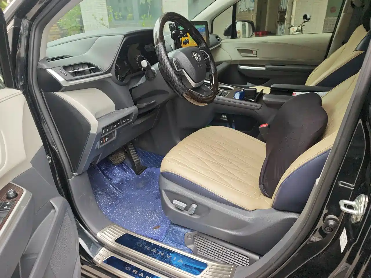 Toyota Granvia 2023 2.5L Hybrid Comfort Edition фото 8