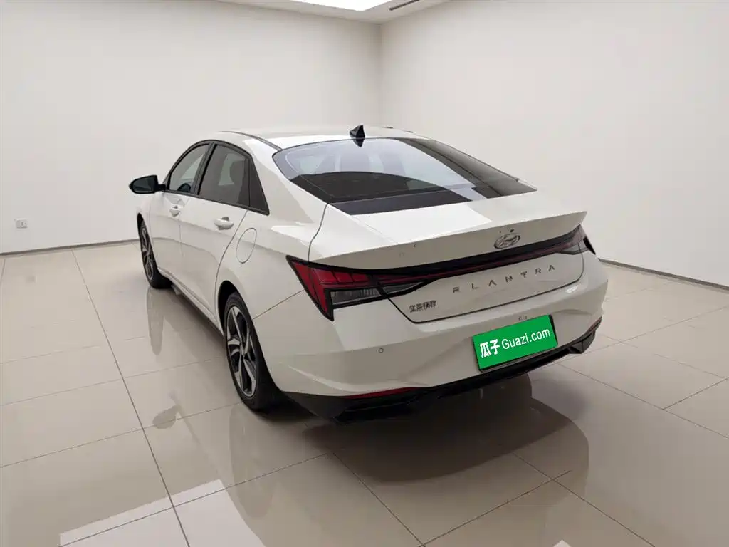 Hyundai Elantra 2021 1.5L CVT LUX Premium Edition фото 23
