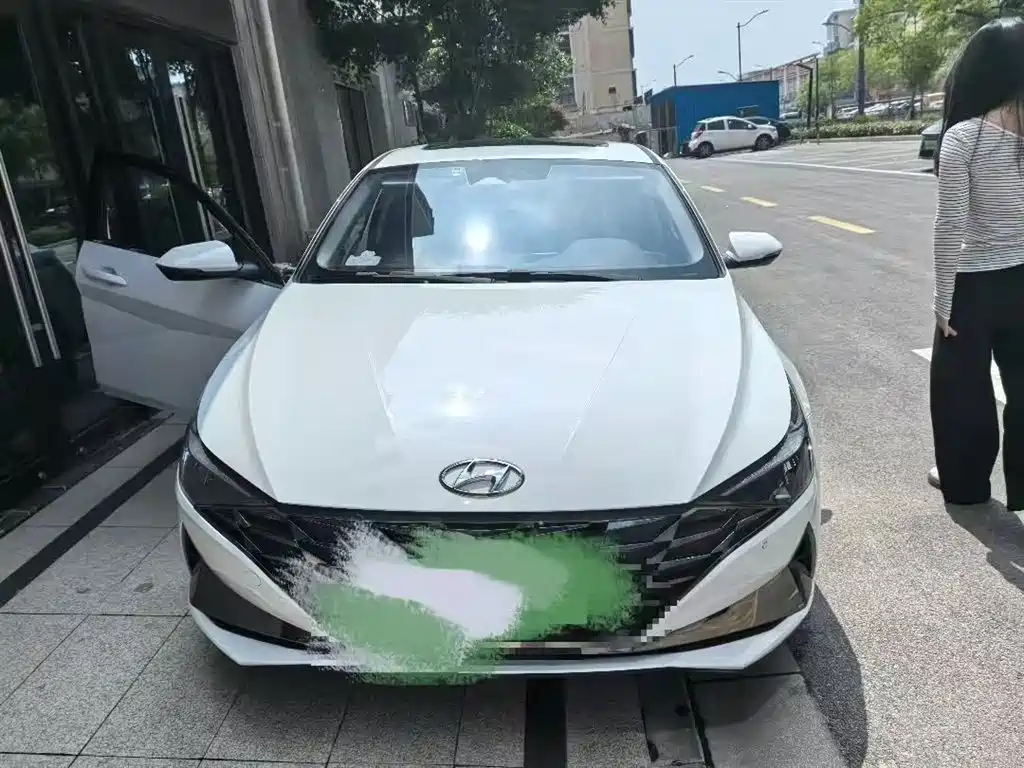 Hyundai Elantra 2022 1.5L CVT LUX Premium Edition фото 2