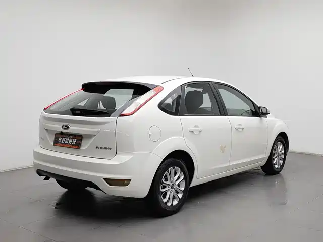 Ford Focus 2013 Hatchback Classic 1.8L Manual Base — фото 2