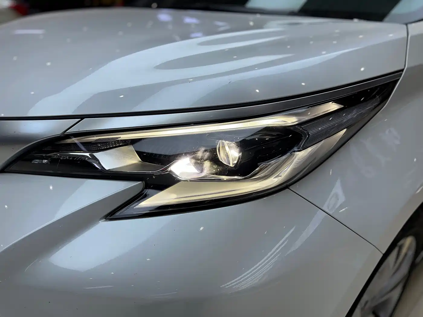 Toyota Sienna 2023 2.5L Hybrid Premium Edition фото 16