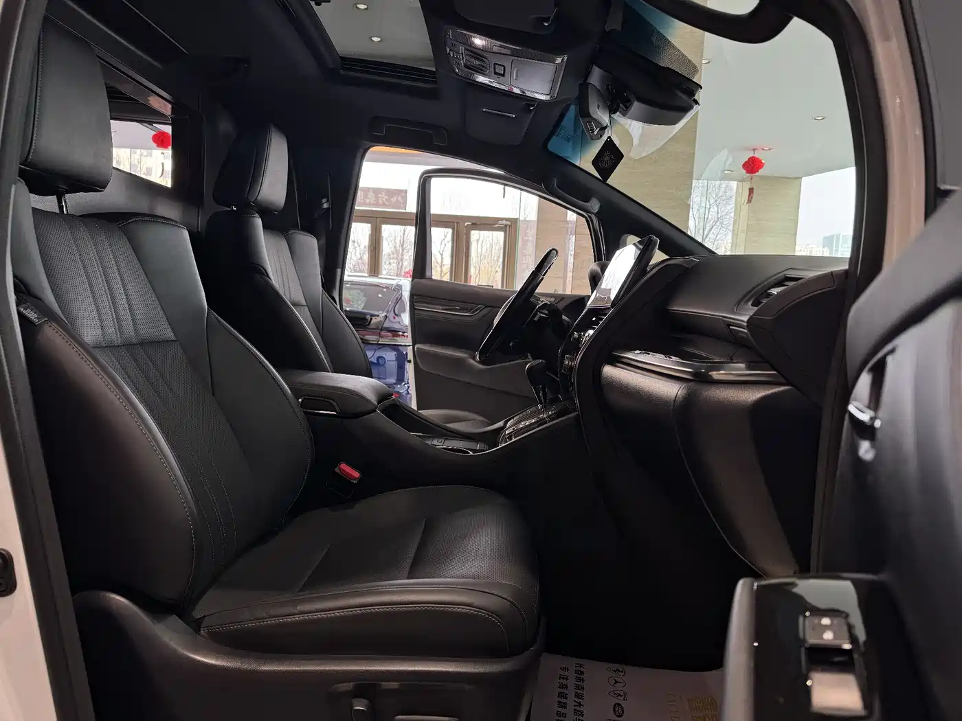 Lexus LM 2020 300h 4-Seat Imperial Edition фото 8