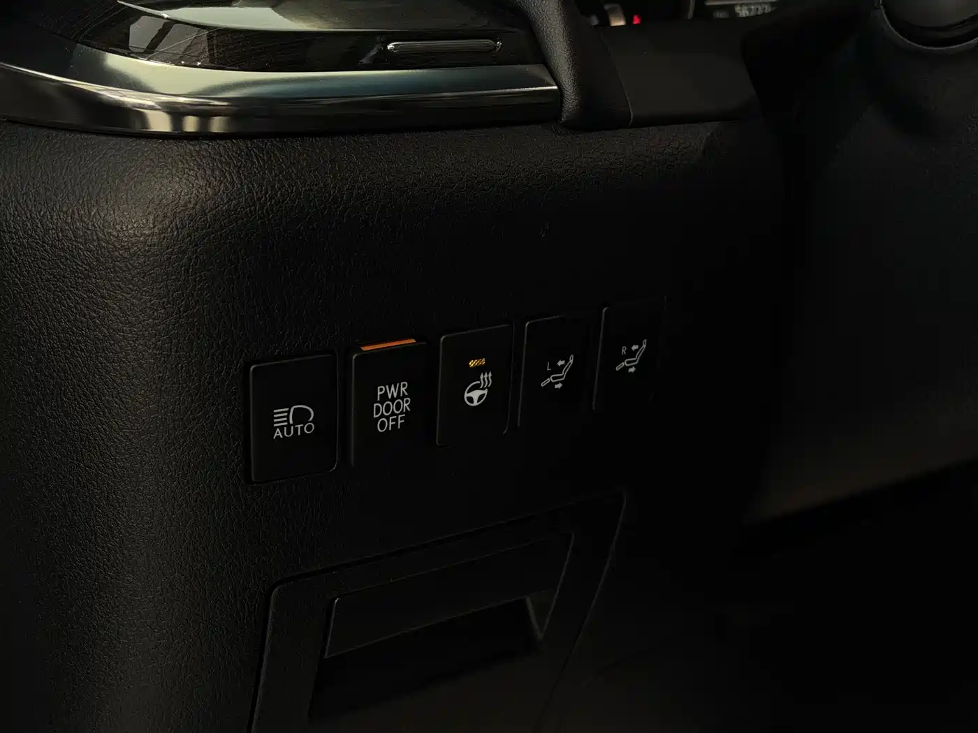 Lexus LM 2020 300h 4-Seat Imperial Edition фото 12
