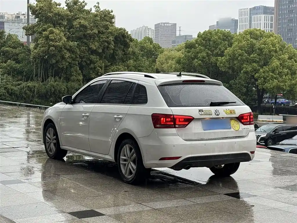 Volkswagen Lavida Tour 2015 1.6L Automatic Comfort Edition фото 5
