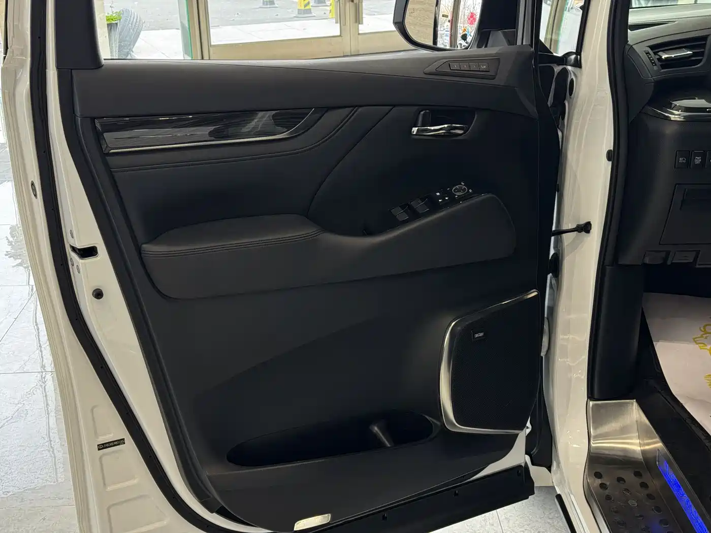 Lexus LM 2020 300h 4-Seat Imperial Edition фото 6